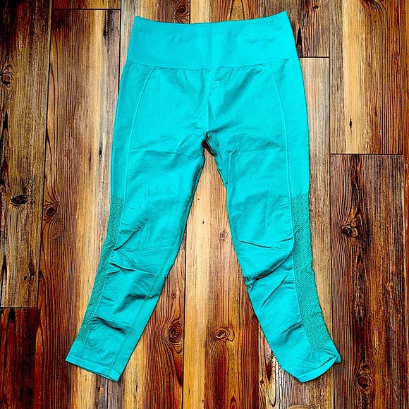 Fabletics Teal Sync High Waisted Perforated 7/8 Tight Leggings Size Large - Picture 1 of 4